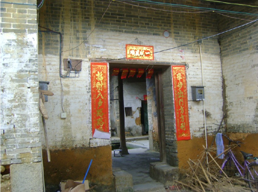 坐辛兼戌祠堂，左右两水前出水口.jpg