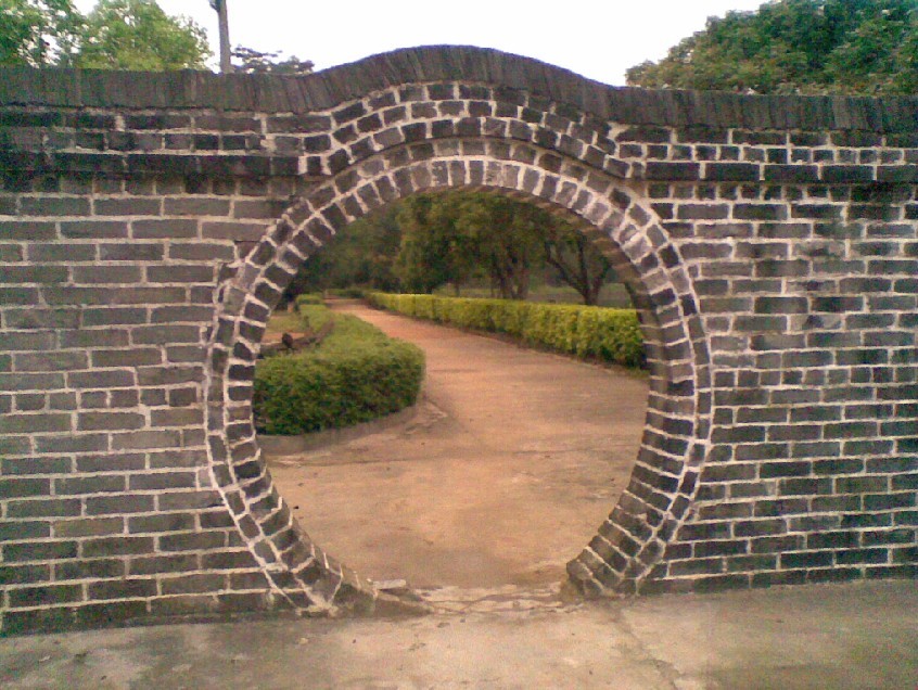 右边巽兼辰门，坐壬兼亥。.jpg