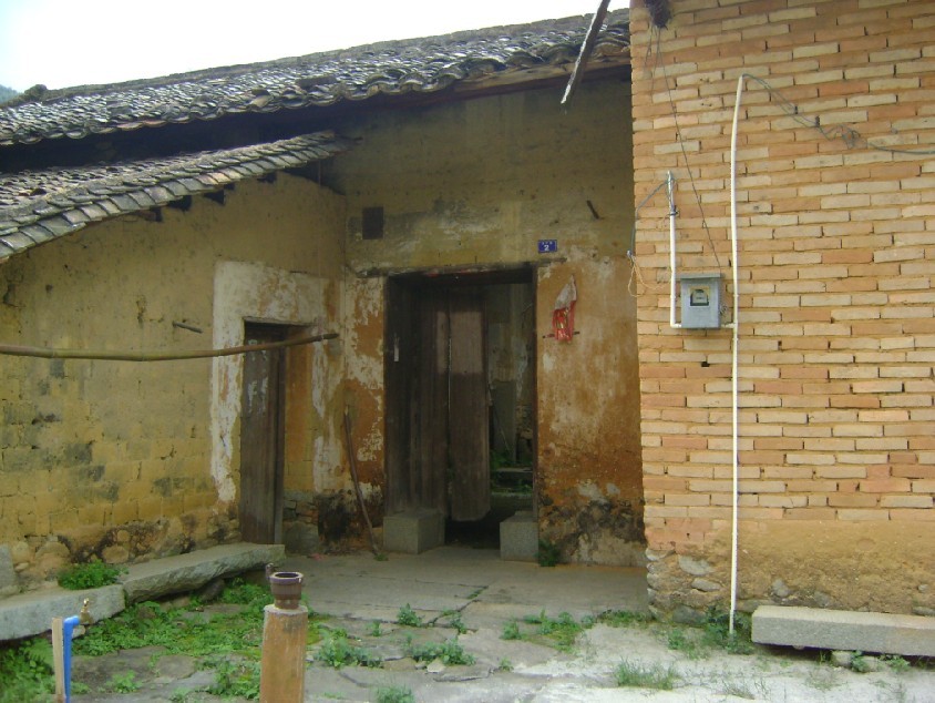 左侧住宅坐戌兼辛.jpg
