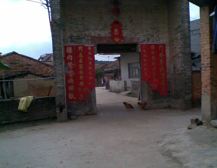 左边甲方门楼，坐申兼庚，左水倒右.jpg