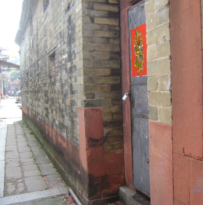 第一进前面左侧门，亦是坐乾正针.jpg