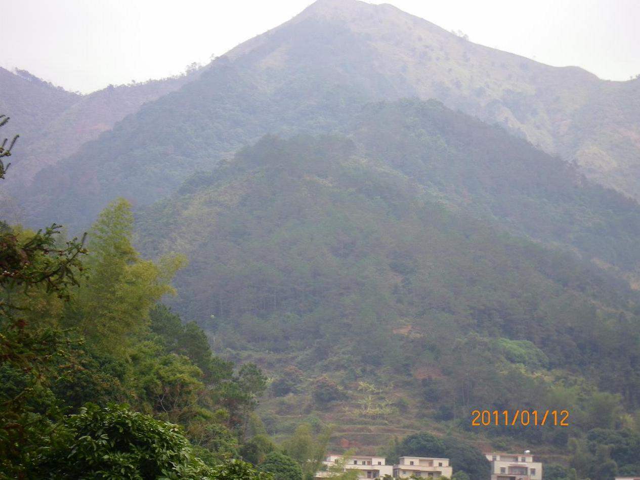 3.拉近些看来龙及峦头.JPG