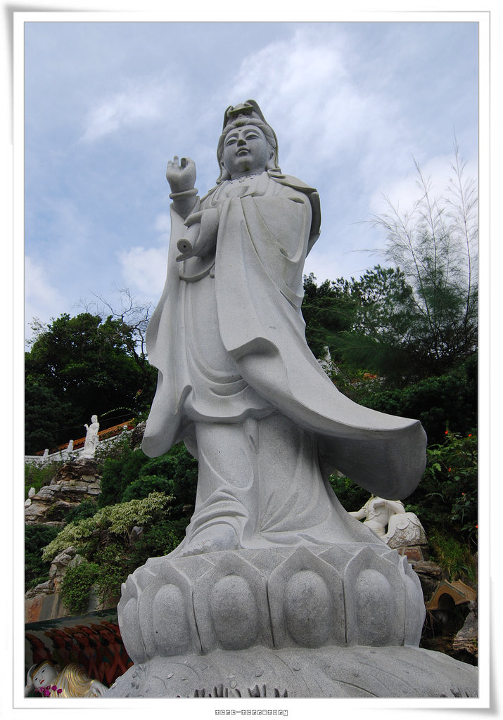 西方寺巨石觀音.jpg