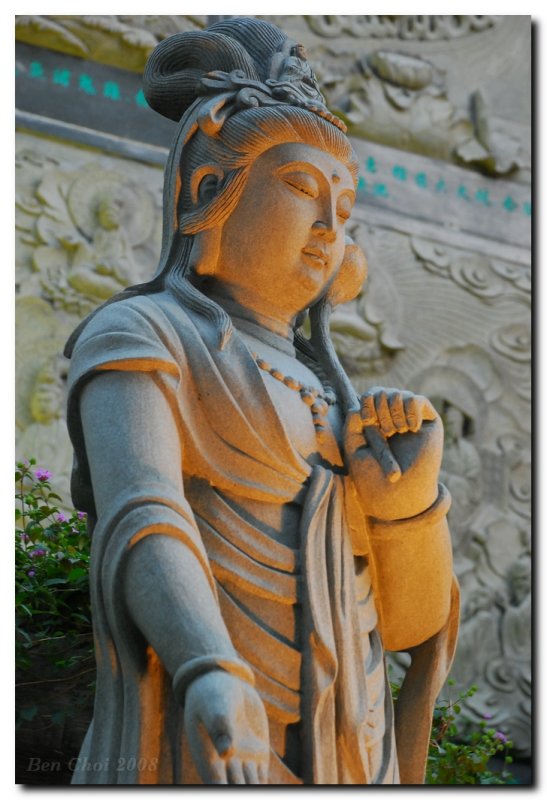 西方寺觀音大石像.jpg