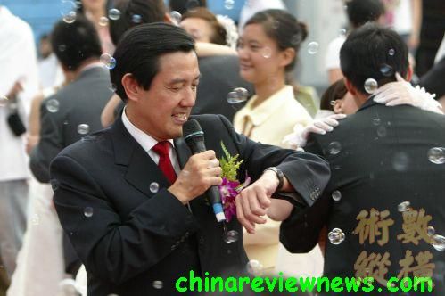 abbr_着手表帮新人计算接吻的时间。（中央社图）.jpg