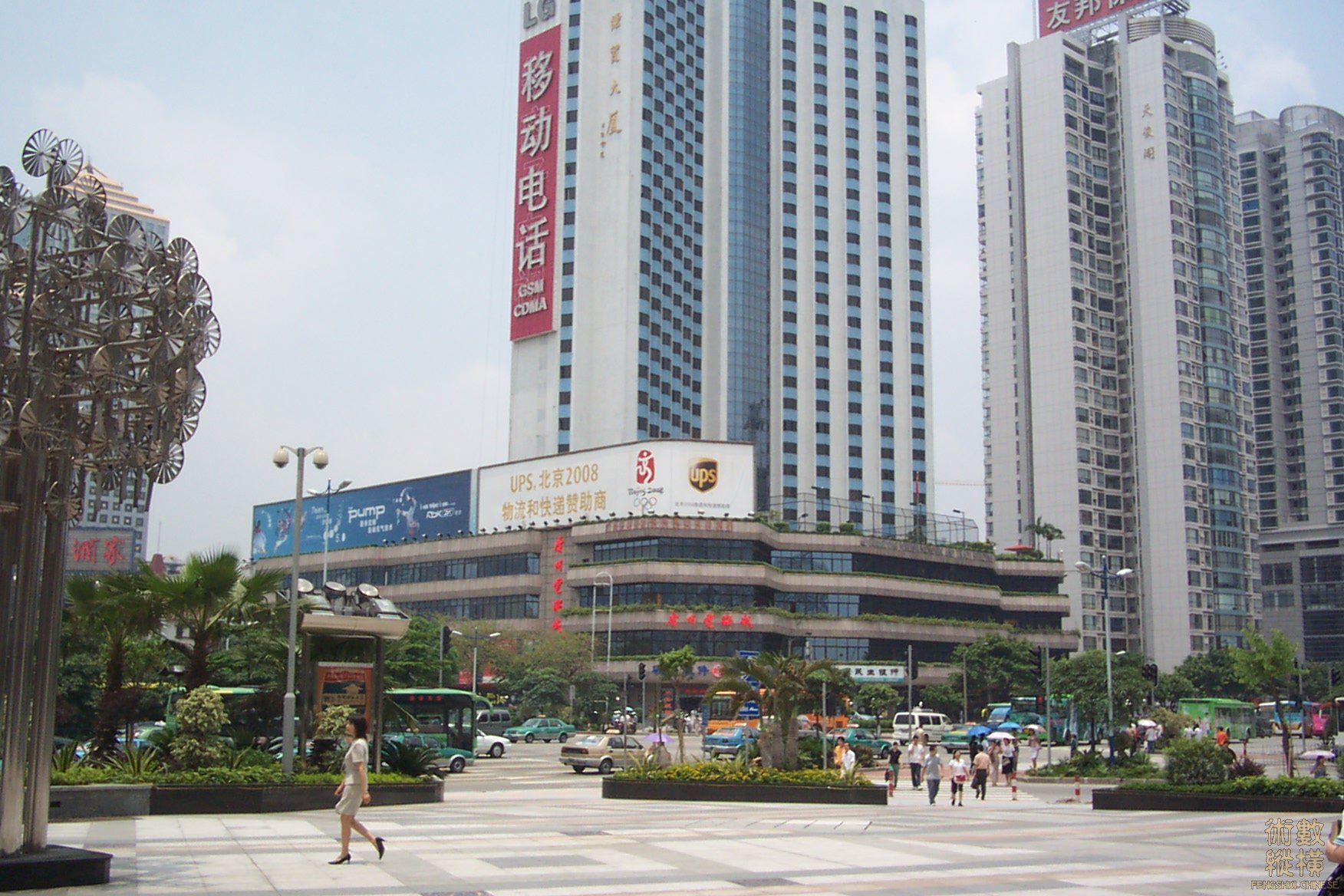 东北门外的路口和高楼.JPG