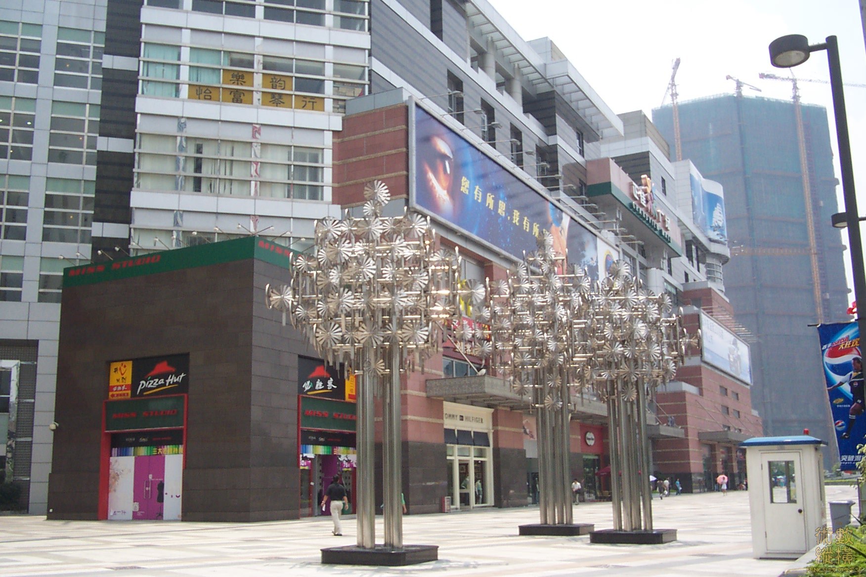 东北门外的物品.JPG
