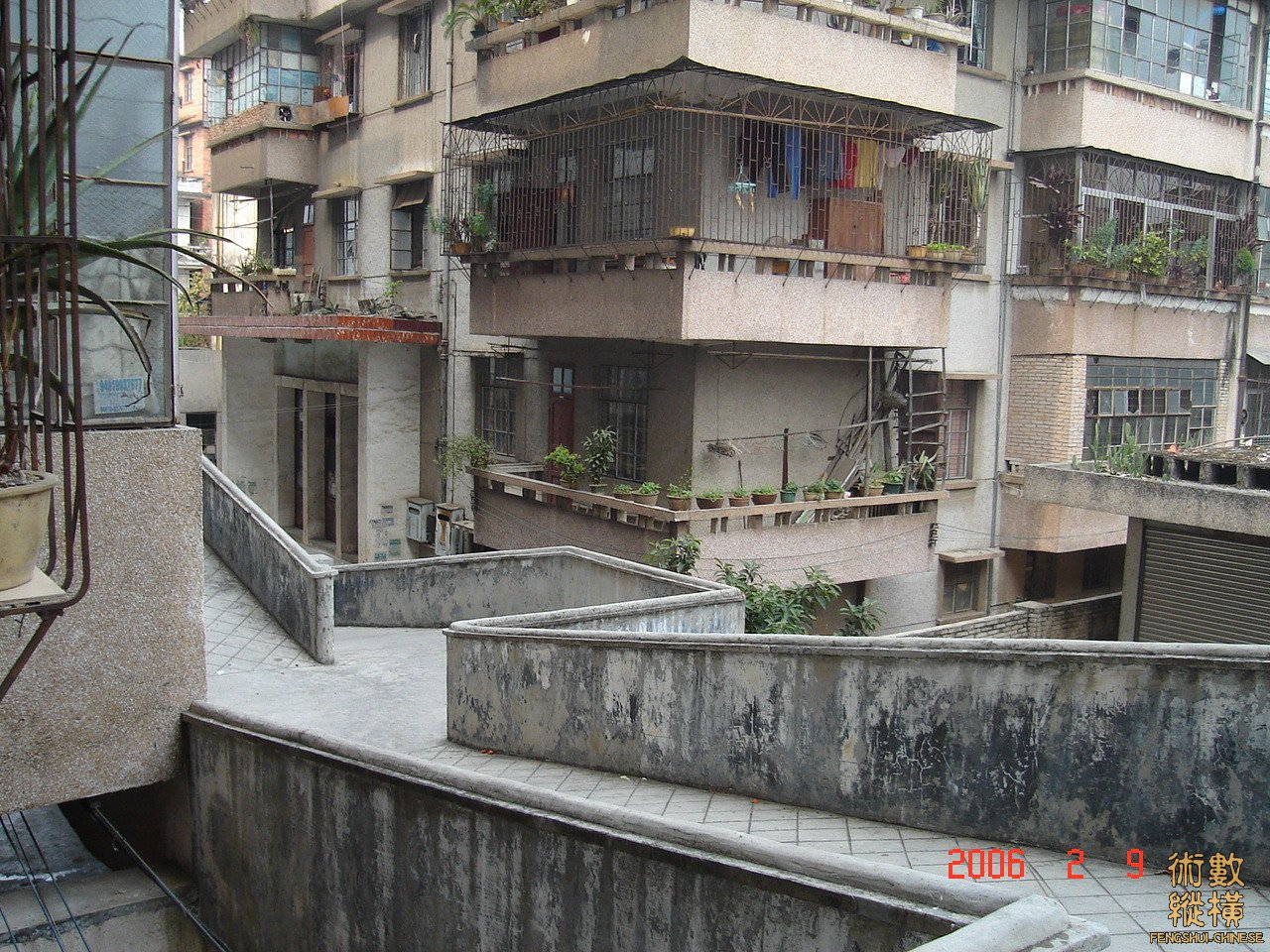 大楼门口左与楼梯.jpg