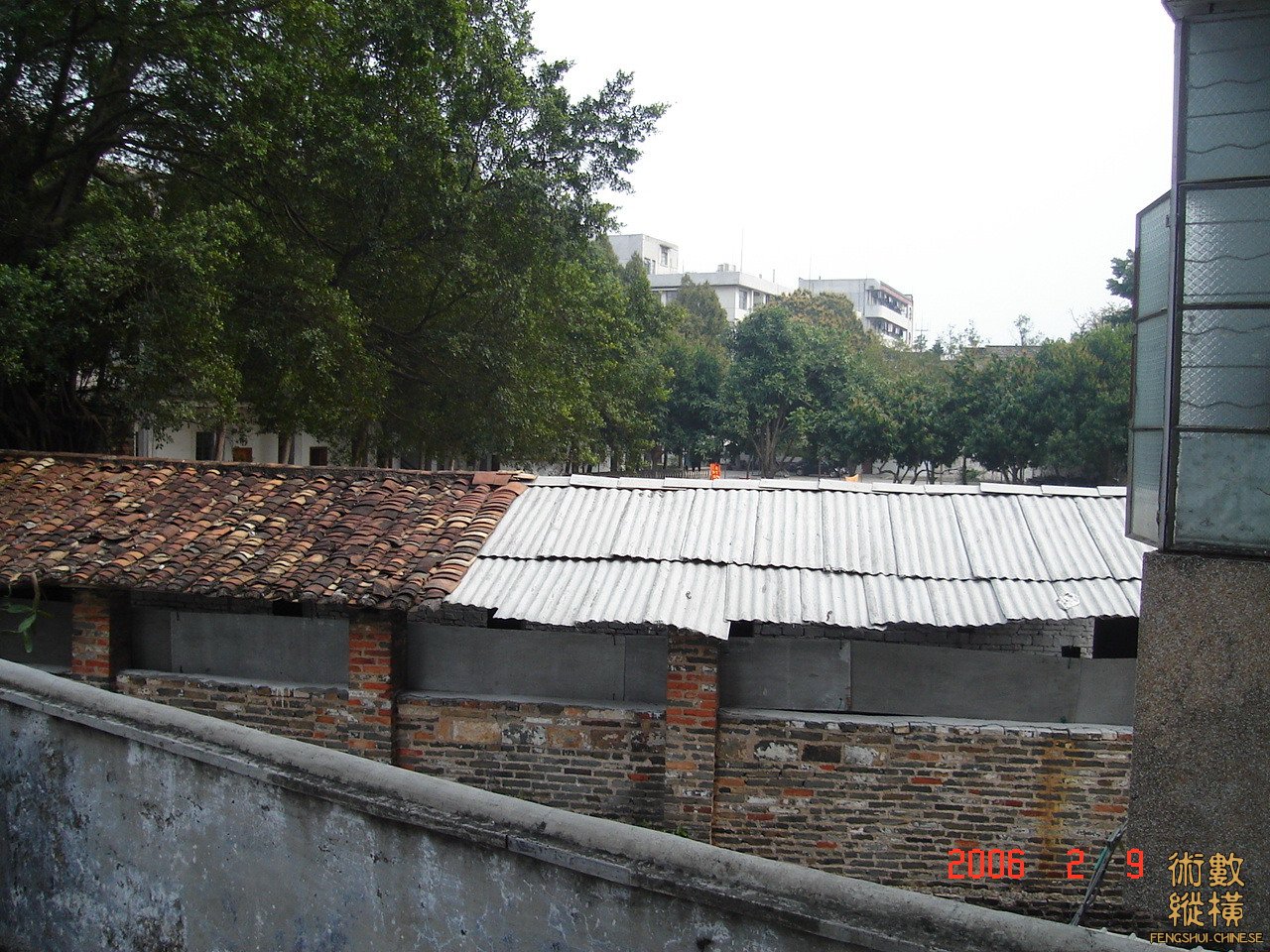 大楼门口右.jpg