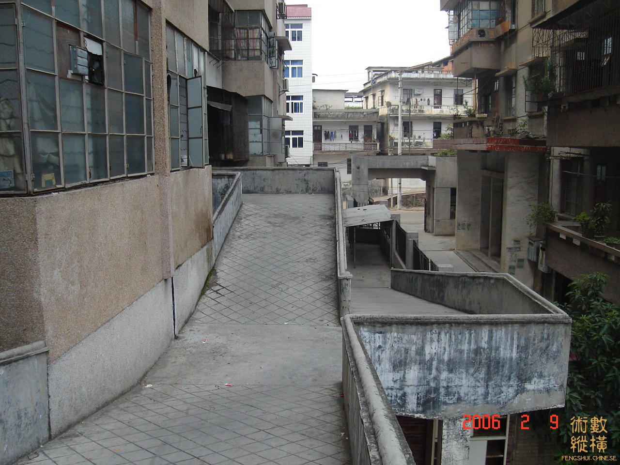 大楼门口看下去.jpg