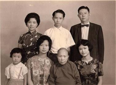abbr_排長者是王永慶的母親，後排從左往右依次是二夫人楊嬌、長子王文洋和王永慶本人。.jpg